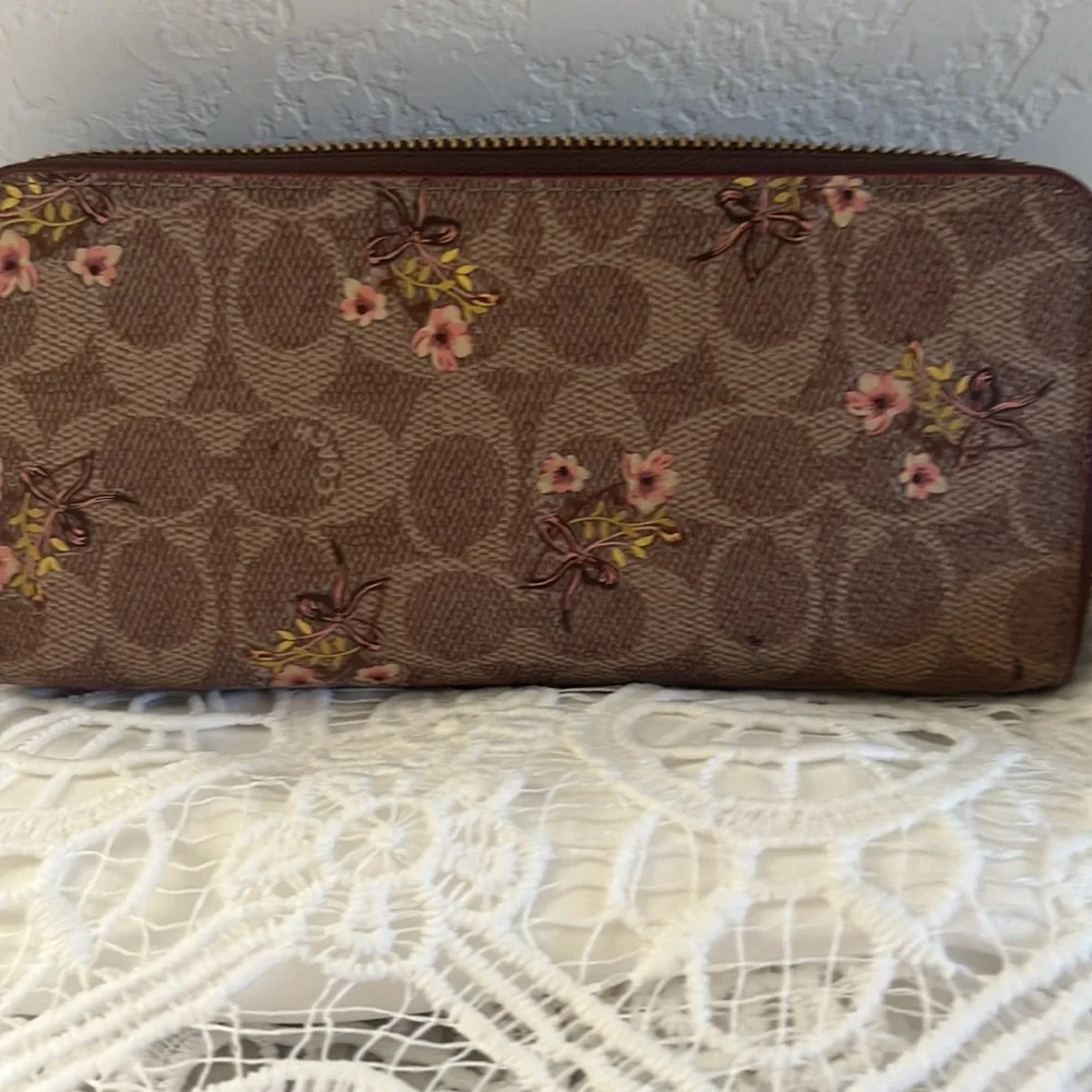 COACH NEW CONDITION ZIPPY FLOWERED WALLET - Picture 3 of 10